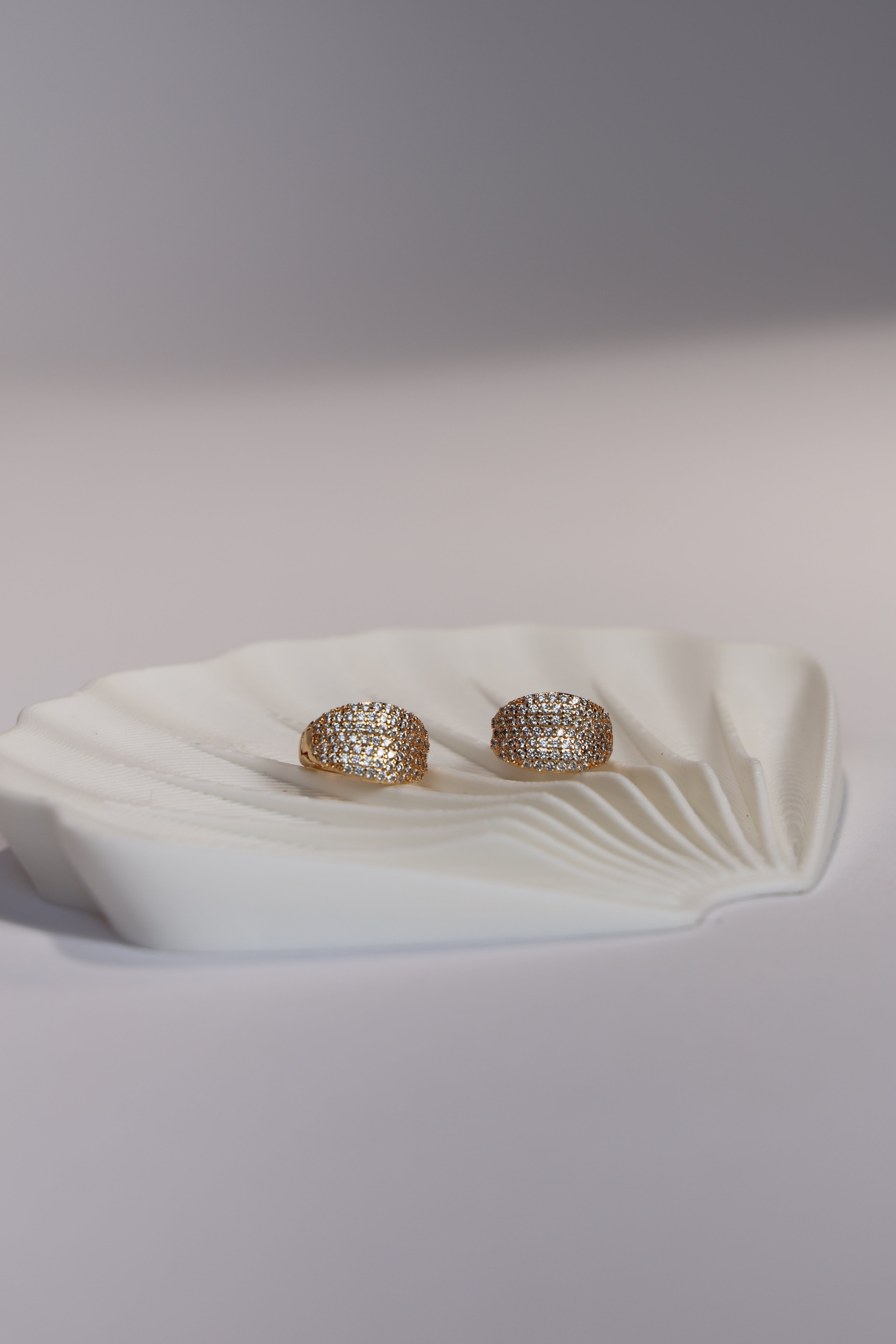 Aretes de oro rosa con con detalles brillantes