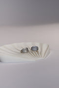 Aretes plateados tipo cuff con destellos brillantes