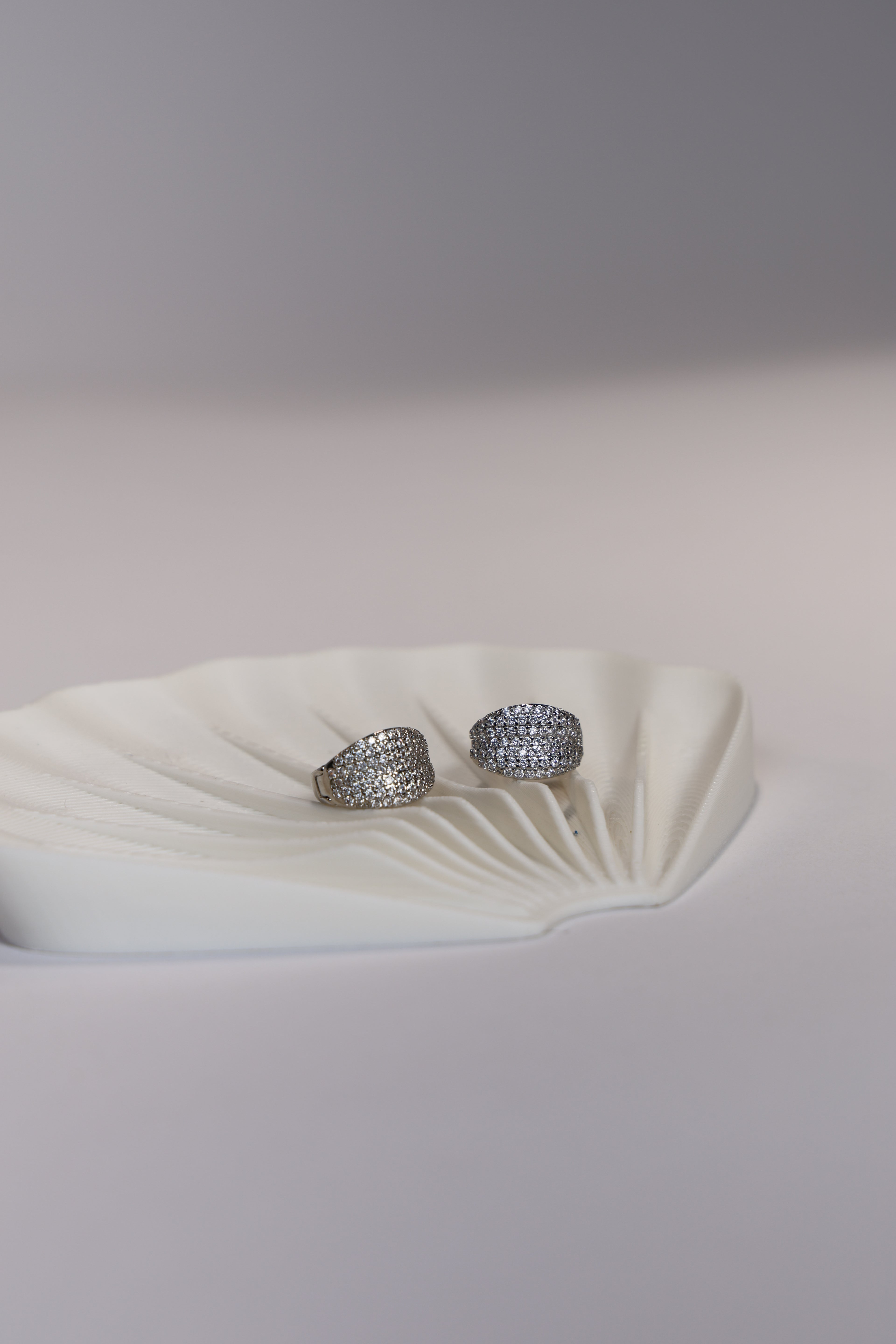 Aretes plateados tipo cuff con destellos brillantes