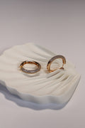 Aretes dorados de aro medianos con diamante blanco 