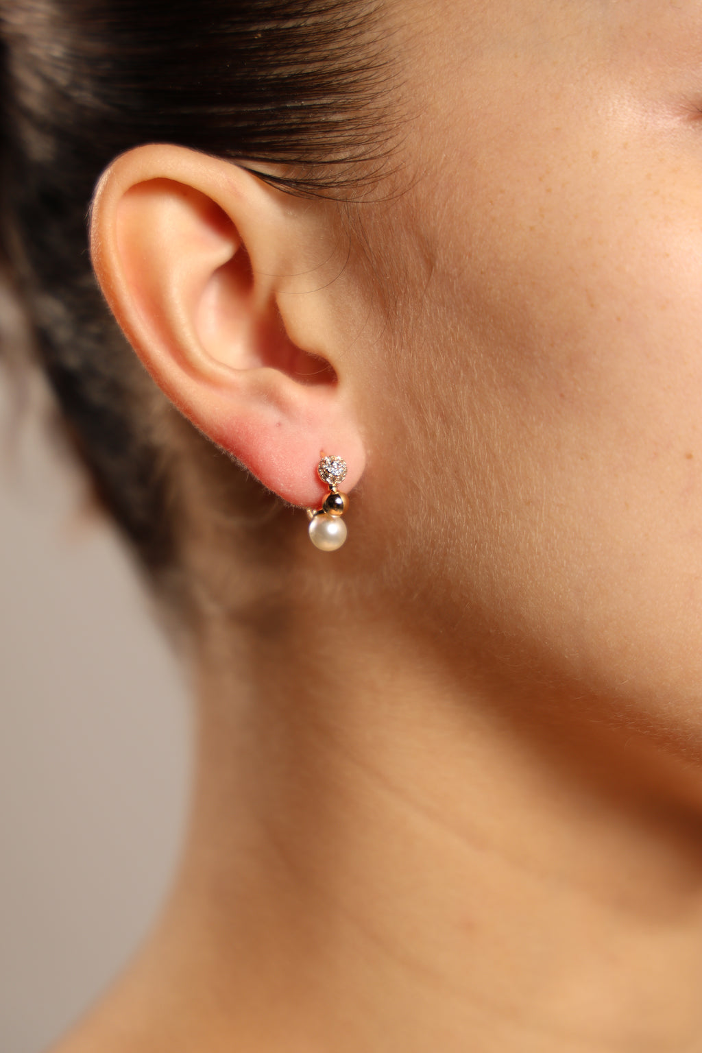 Aretes de aro pequeños con perlas doradas