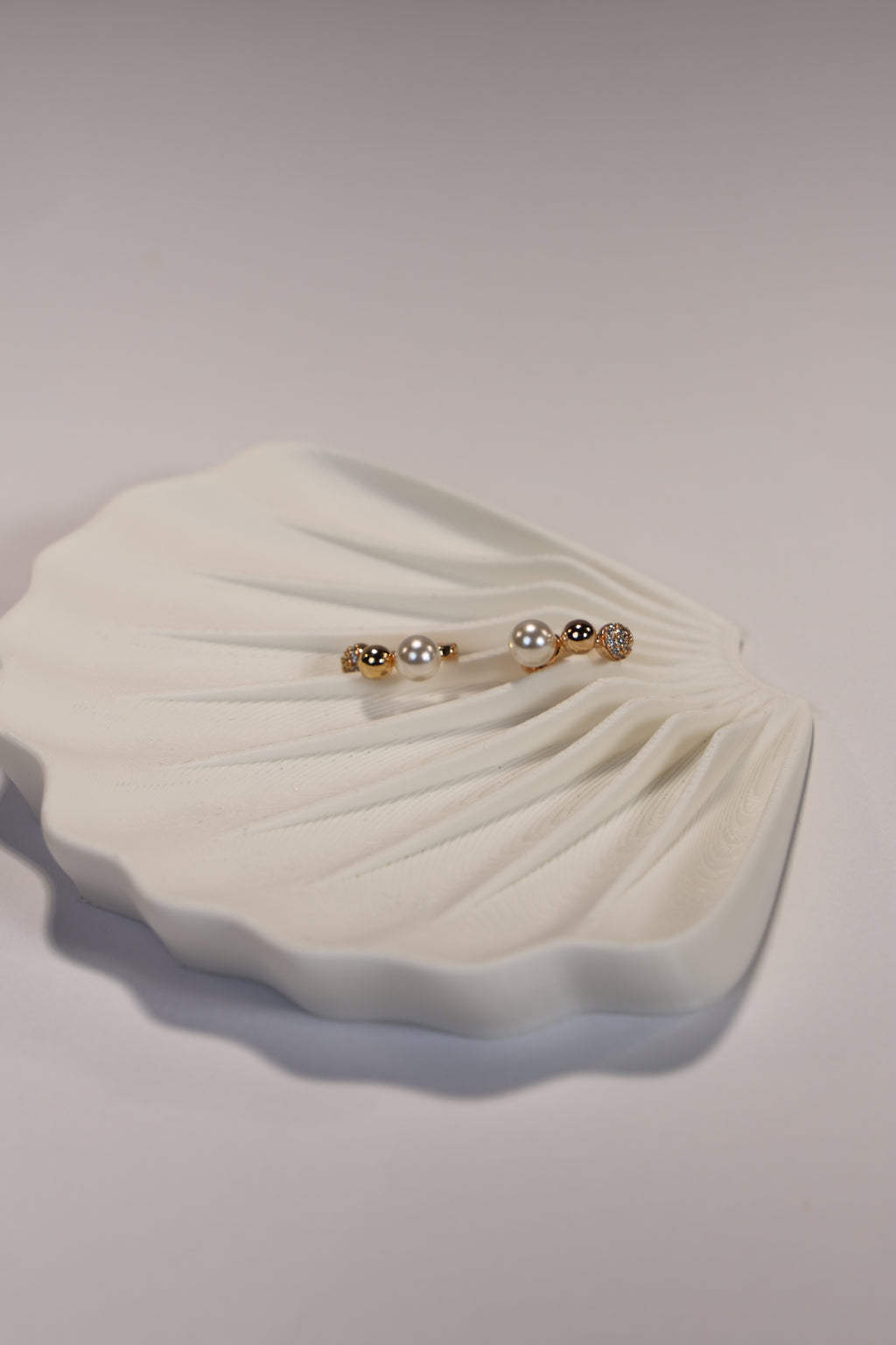 Aretes de aro pequeños con perlas doradas