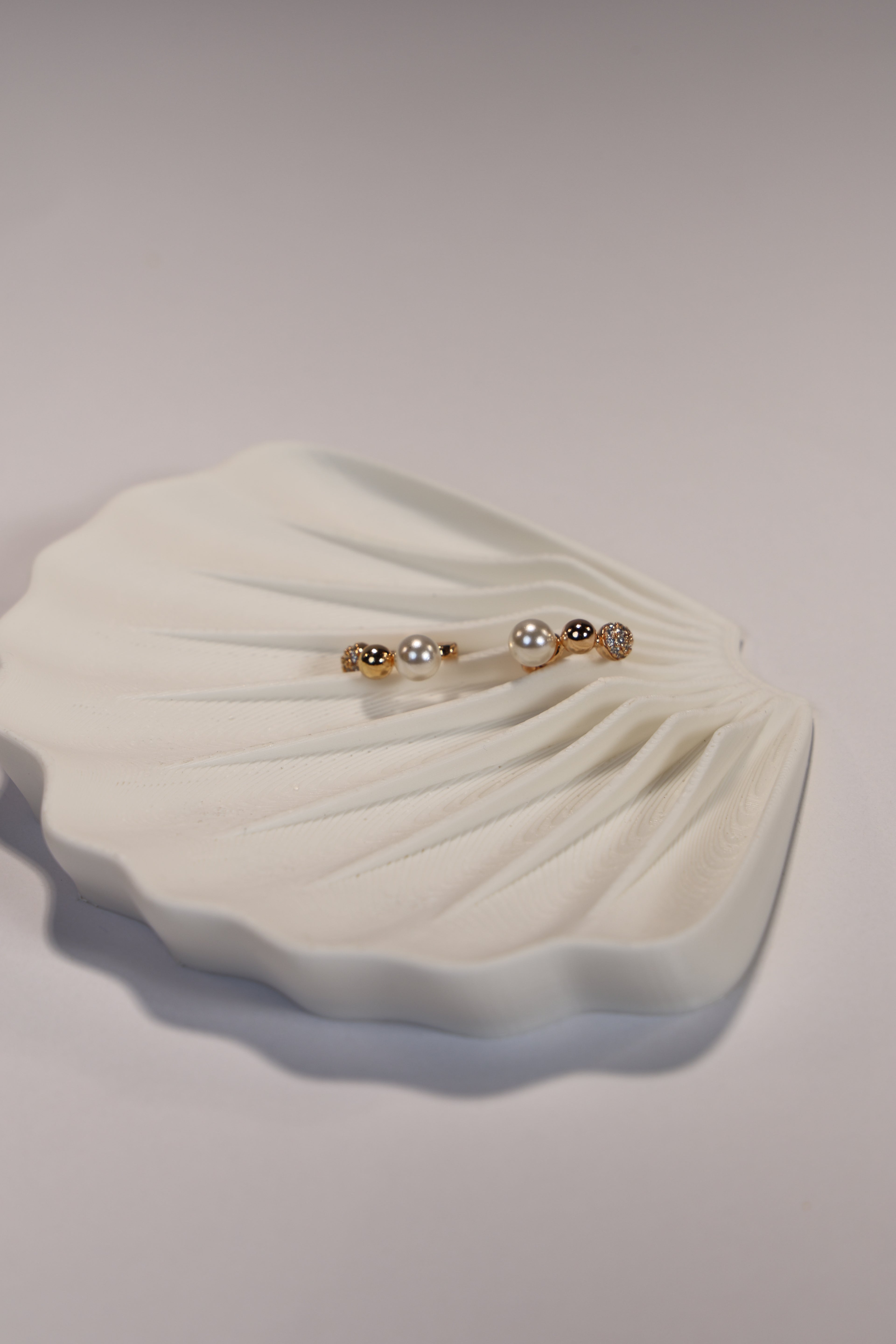 Aretes de aro pequeños con perlas doradas