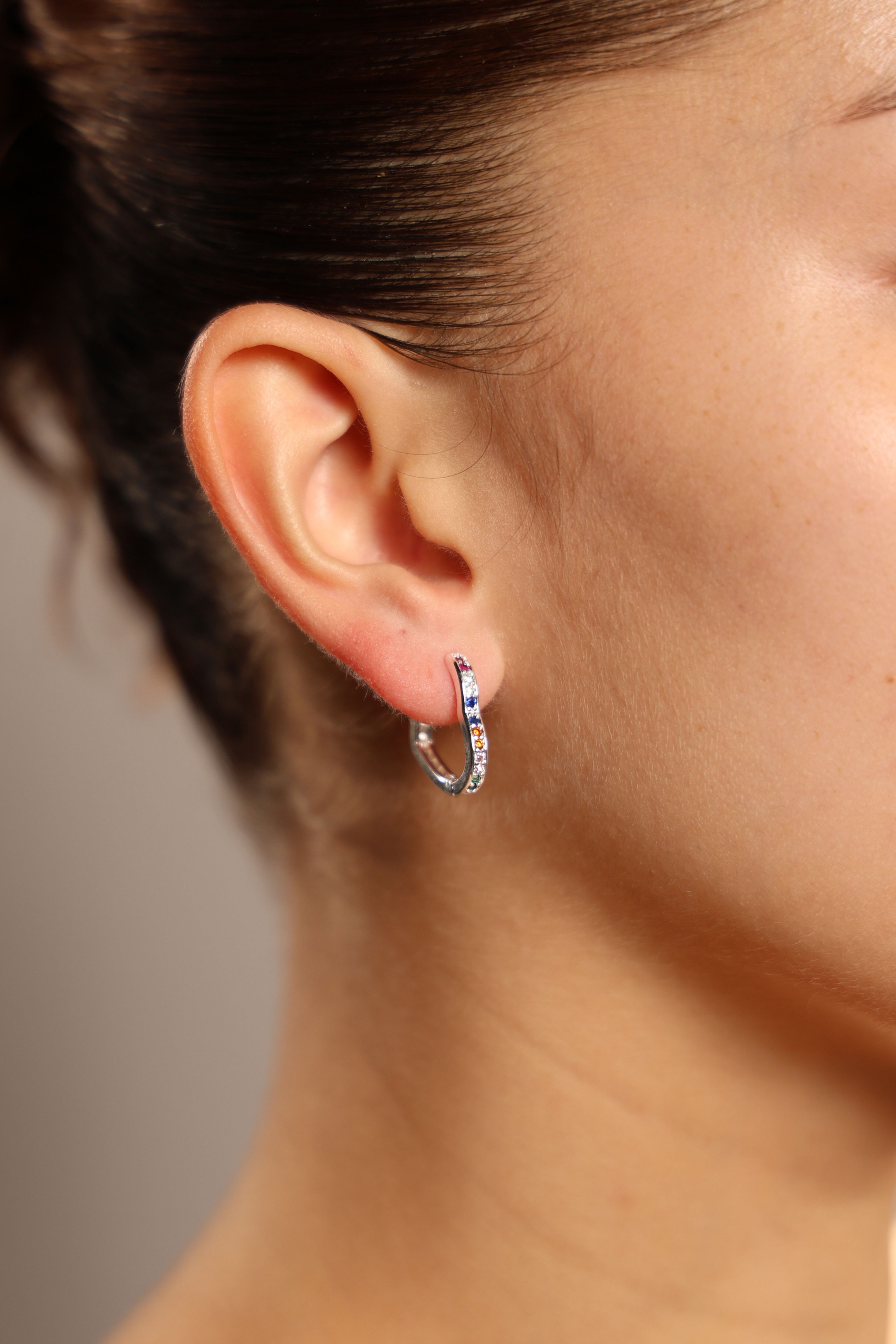 Aretes plateados de aro de corazón arcoíris 
