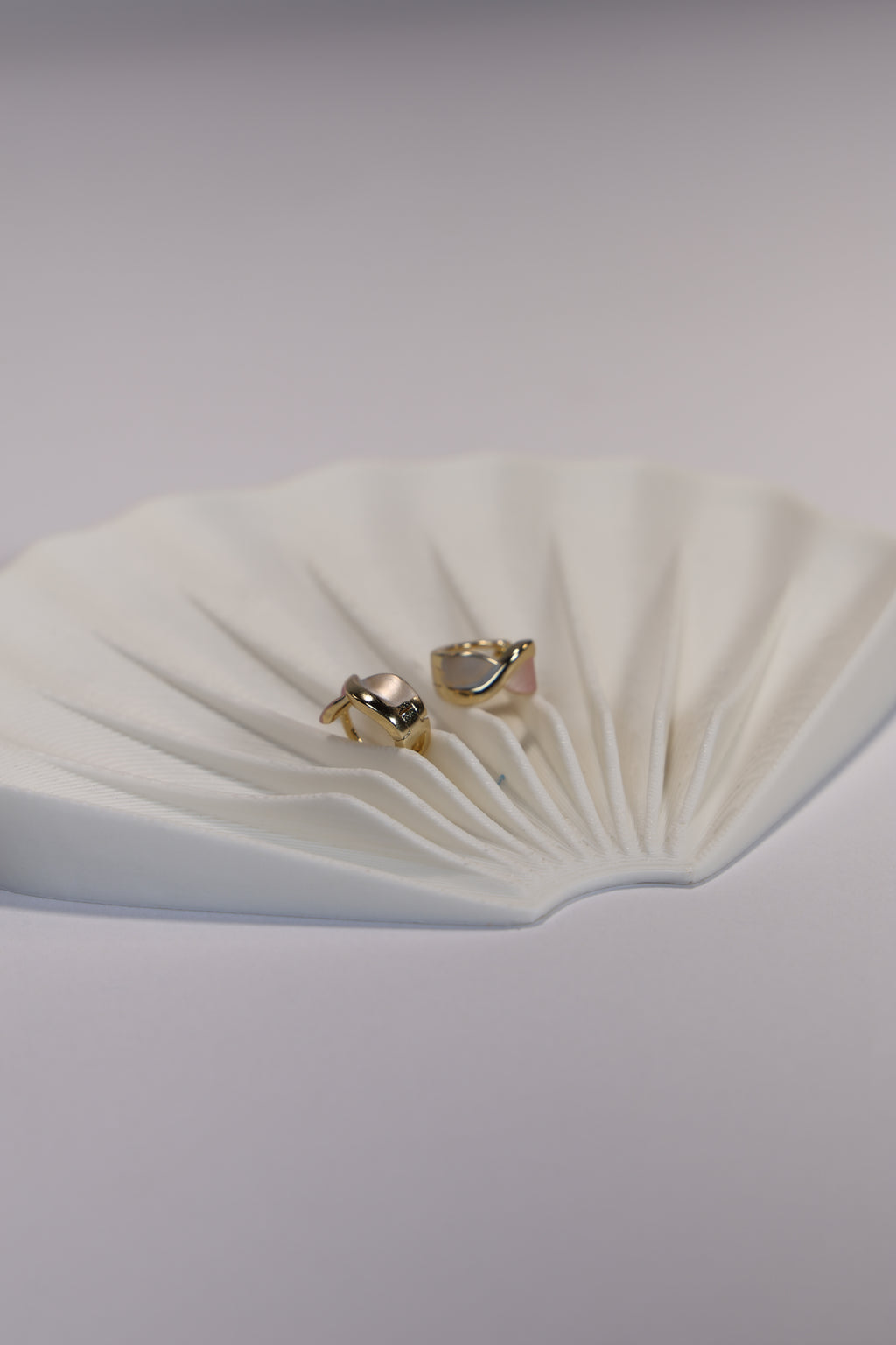 Aretes de dorados con detalles azules y rosas
