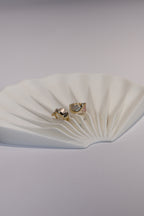 Aretes de dorados con detalles azules y rosas