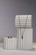 Juego de pendientes y collar de plata con piedra verde y perlas