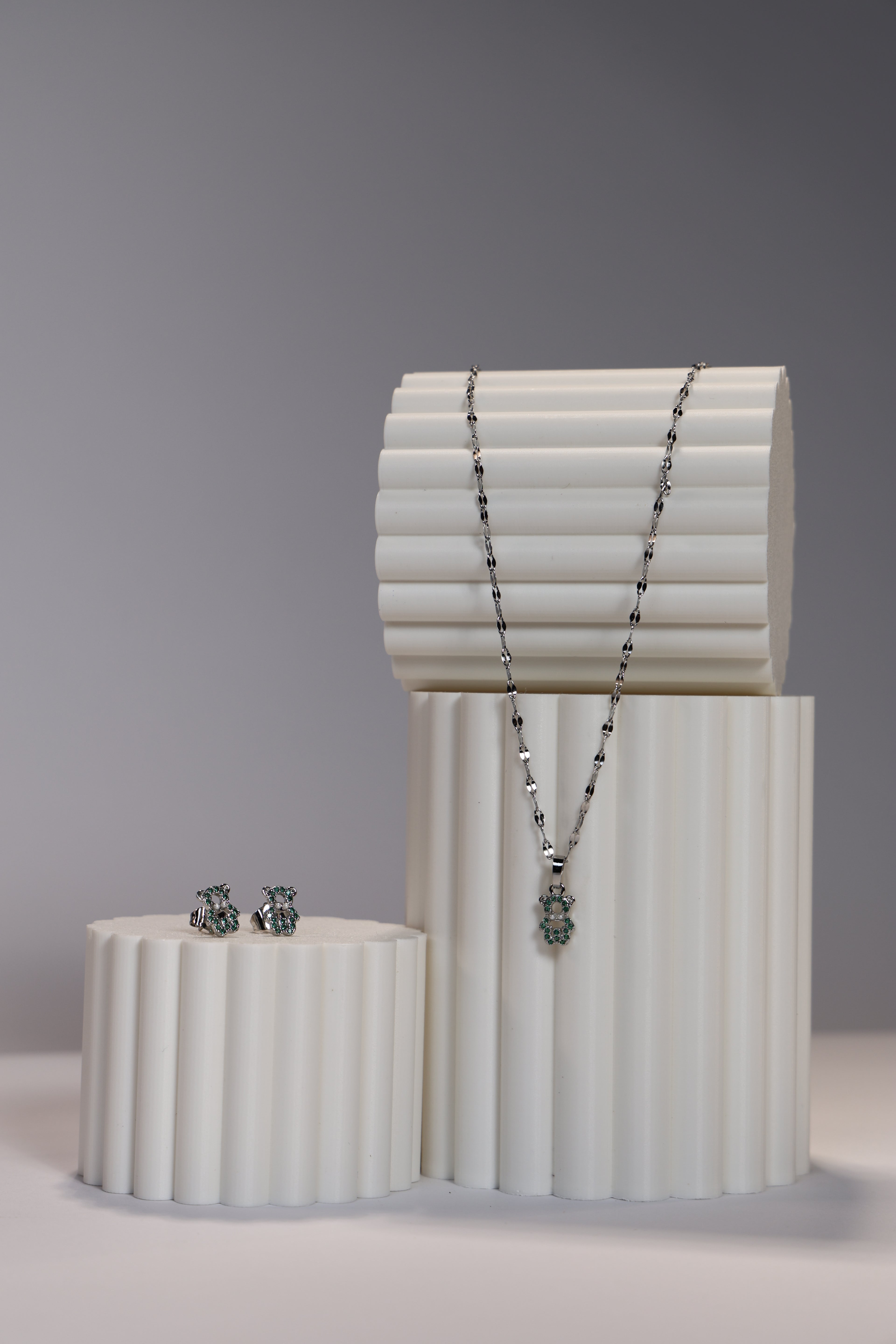 Juego de pendientes y collar de plata con piedra verde y perlas