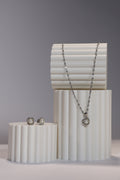 Conjunto de pendientes y collar de perlas blancas