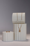 Conjunto de pendientes y collar de mariquita