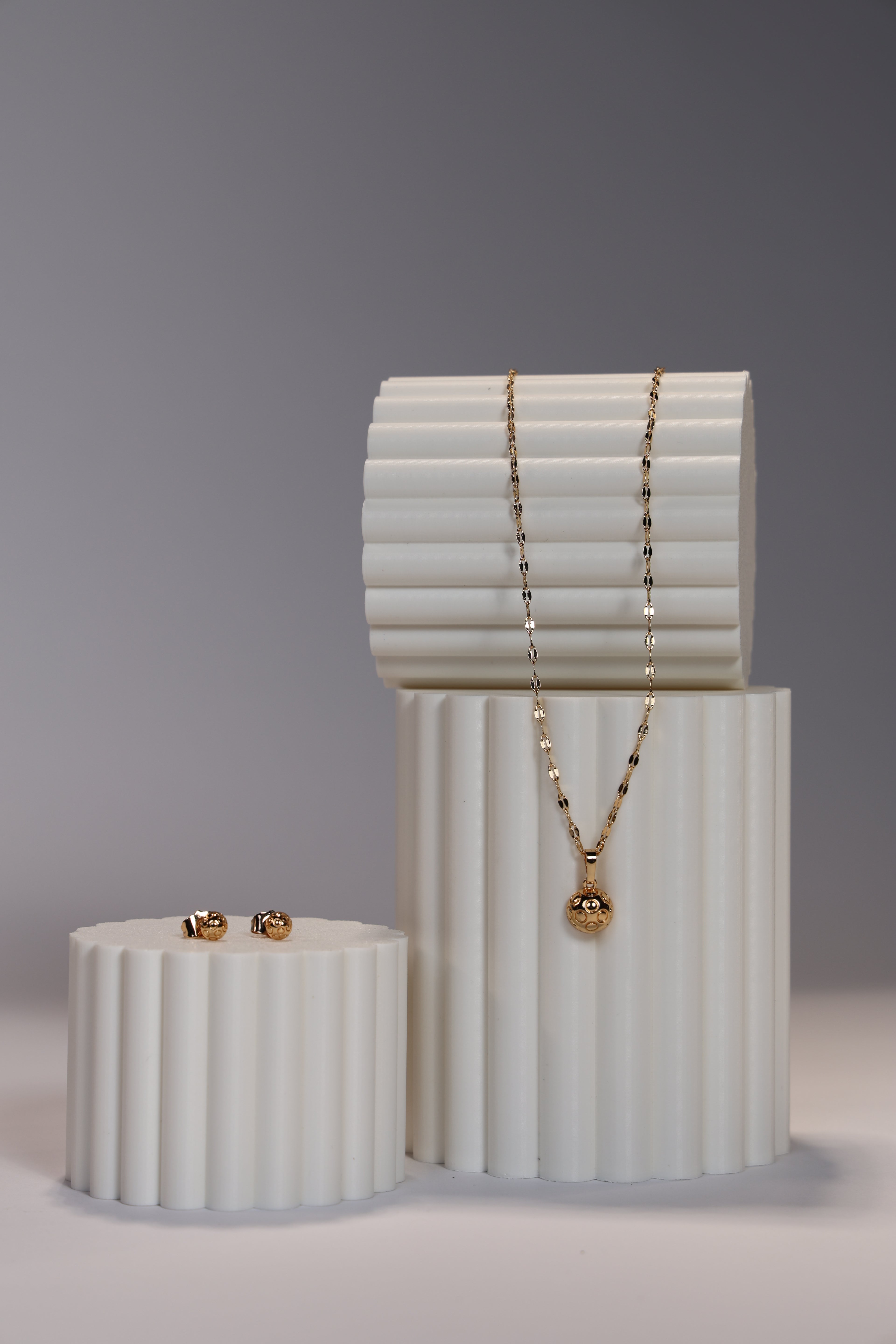 Conjunto de pendientes y collar de mariquita